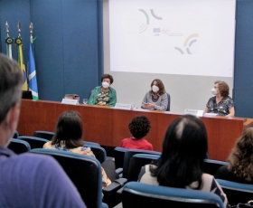 Lançamento oficial da 74ª reunião anual da SBPC. Na mesa: a vice-presidente da SBPC Fernanda Sobral, a reitora da UnB Márcia Abrahão e a decana de Pesquisa e Inovação da UnB Maria Emília Walter. Foto: Beto Monteiro/Ascom UnB. 02/05/2022